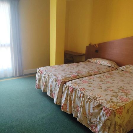 Hotel Suite Miono กาสโตร-อูร์เดียเลส ภายนอก รูปภาพ