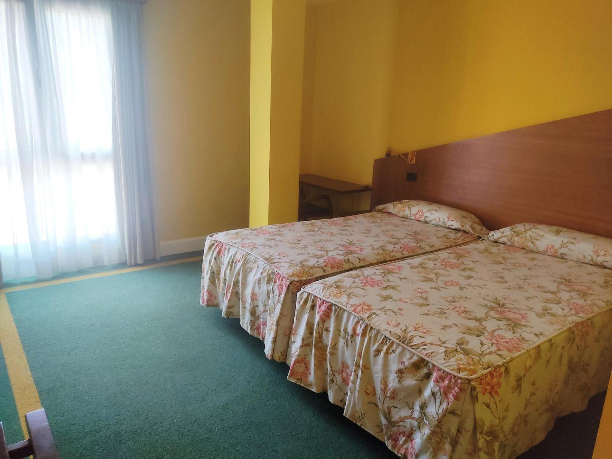 Hotel Suite Miono กาสโตร-อูร์เดียเลส ภายนอก รูปภาพ