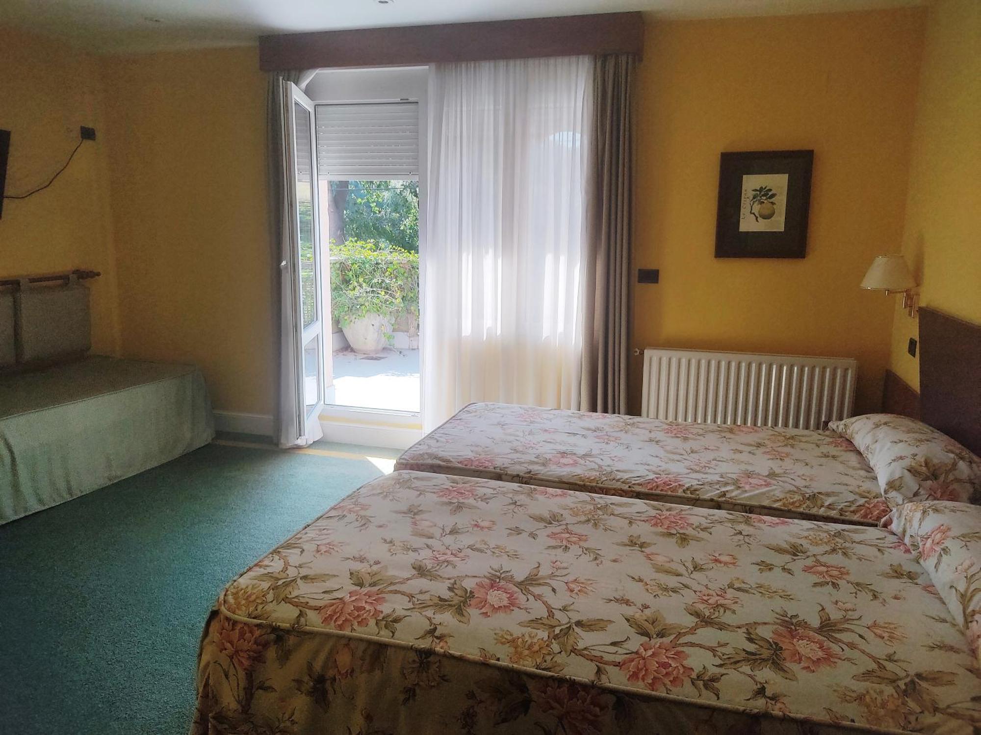 Hotel Suite Miono กาสโตร-อูร์เดียเลส ภายนอก รูปภาพ