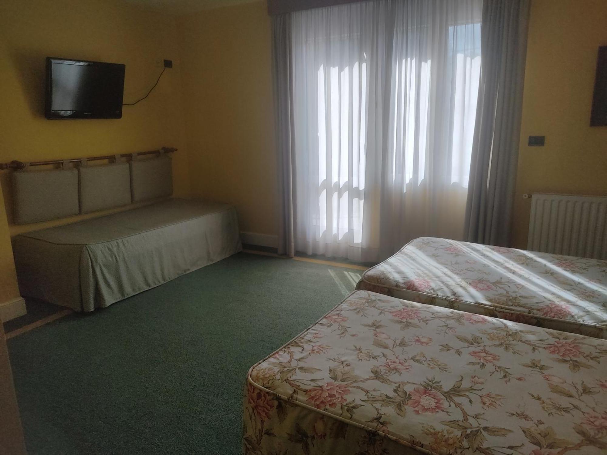 Hotel Suite Miono กาสโตร-อูร์เดียเลส ภายนอก รูปภาพ