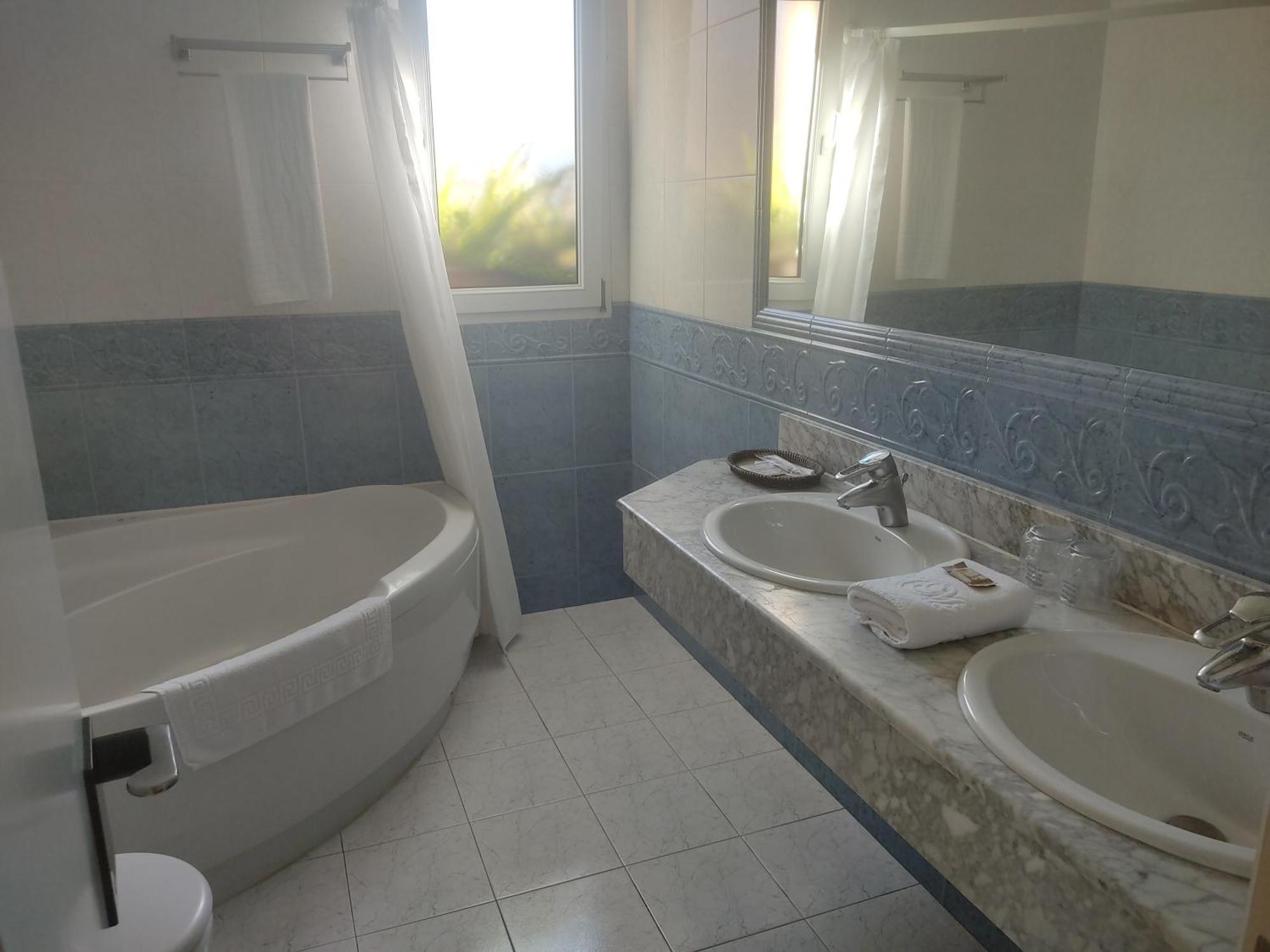 Hotel Suite Miono กาสโตร-อูร์เดียเลส ภายนอก รูปภาพ